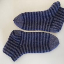 trikkede striber sokker i Sock Yarn, Isager Yarn fv 47 og 100.